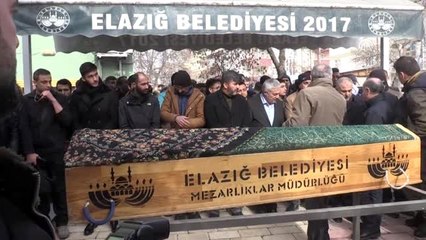 Depremde hayatını kaybeden kadın son yolculuğuna uğurlandı