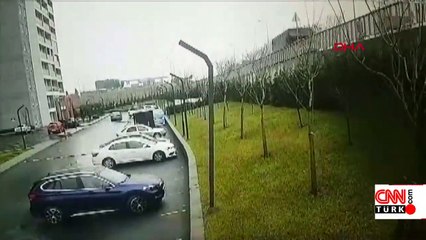 Kamyonet lüks aracın üzerine uçtu