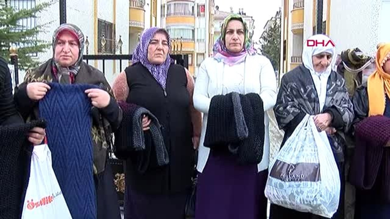Hdp il binası önünde evlat nöbeti tutan annelerden, elazığ'daki depremzedelere ziyaret