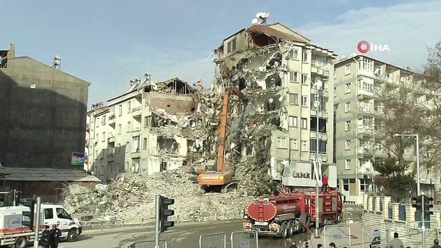Depremde ağır hasar gören binalar kontrollü olarak yıkılıyor