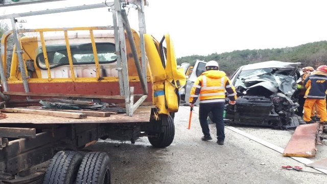 공사 화물차 들이받은 승합차 운전자 숨져 / YTN