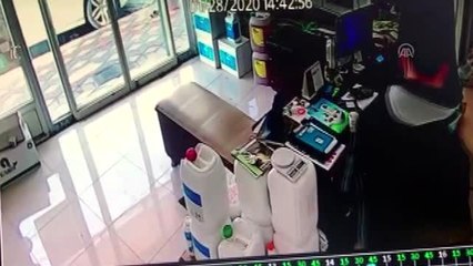 Kırkağaç'ta deprem anı kameraya yansıdı