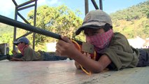 Crianças mexicanas aprendem a usar armas contra traficantes