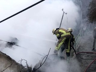Genç kız, annesinin satacağını öğrendiği evi ateşe verdi
