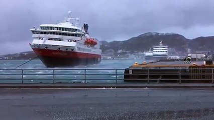 Accostage du bateau NordNorge par mauvais temps