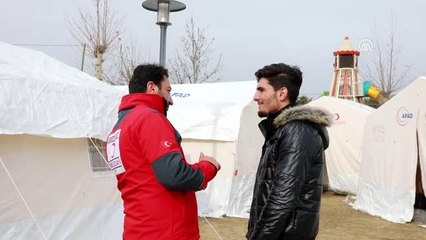 Elleriyle kazdığı enkazdan iki yaralı kurtaran Suriyeli Mahmud Kızılay gönüllüsü oldu