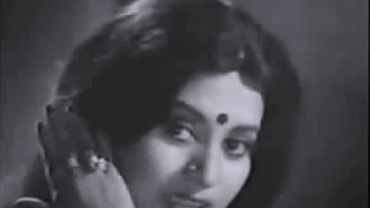 Nijer chokhe nijei keno chaite parina, Film- Asadharon,