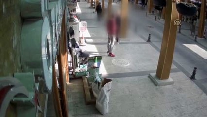 Kırşehir'de husumetli kadınla erkeğin "tokat" kavgası güvenlik kamerasında