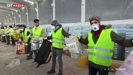 Deprem bölgesine gelen gönüllülerden yardım "zinciri"