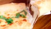 Craquez pour la « pizza boat » aux quatre fromages, une recette originale pour les amoureux de mozzarella et de gorgonzola