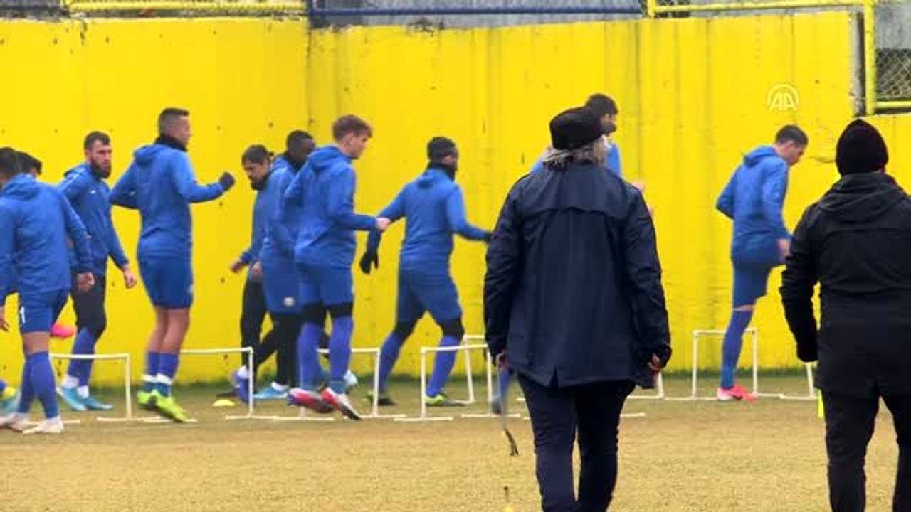 MKE Ankaragücü, Mustafa Reşit Akçay yönetiminde ilk antrenmanını yaptı