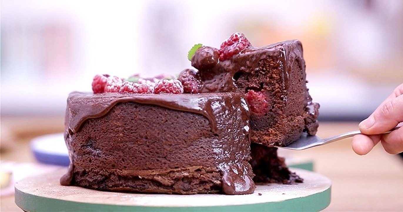 Avec notre fondant au chocolat et aux framboises, surfez sur la vague de la pâtisserie minimaliste !