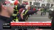 Manifestation: Images surréalistes d'un corps à corps entre pompiers et policiers qui échangent des coups de poing - VIDEO