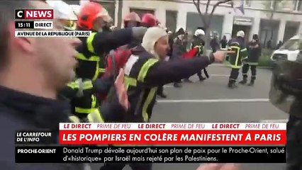 Video herunterladen: Manifestation: Images surréalistes d'un corps à corps entre pompiers et policiers qui échangent des coups de poing - VIDEO