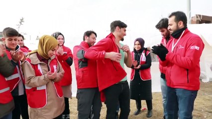 Depremde elleriyle kazdığı enkazdan 2 kişiyi kurtarmıştı... Suriyeli Mahmud Kızılay gönüllüsü oldu