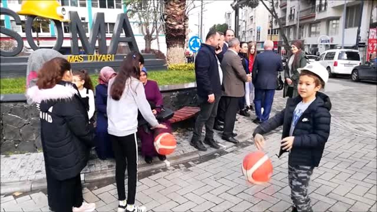 Soma'da şehit olan madencilerin aileleri, Kobe Bryant'ı andı