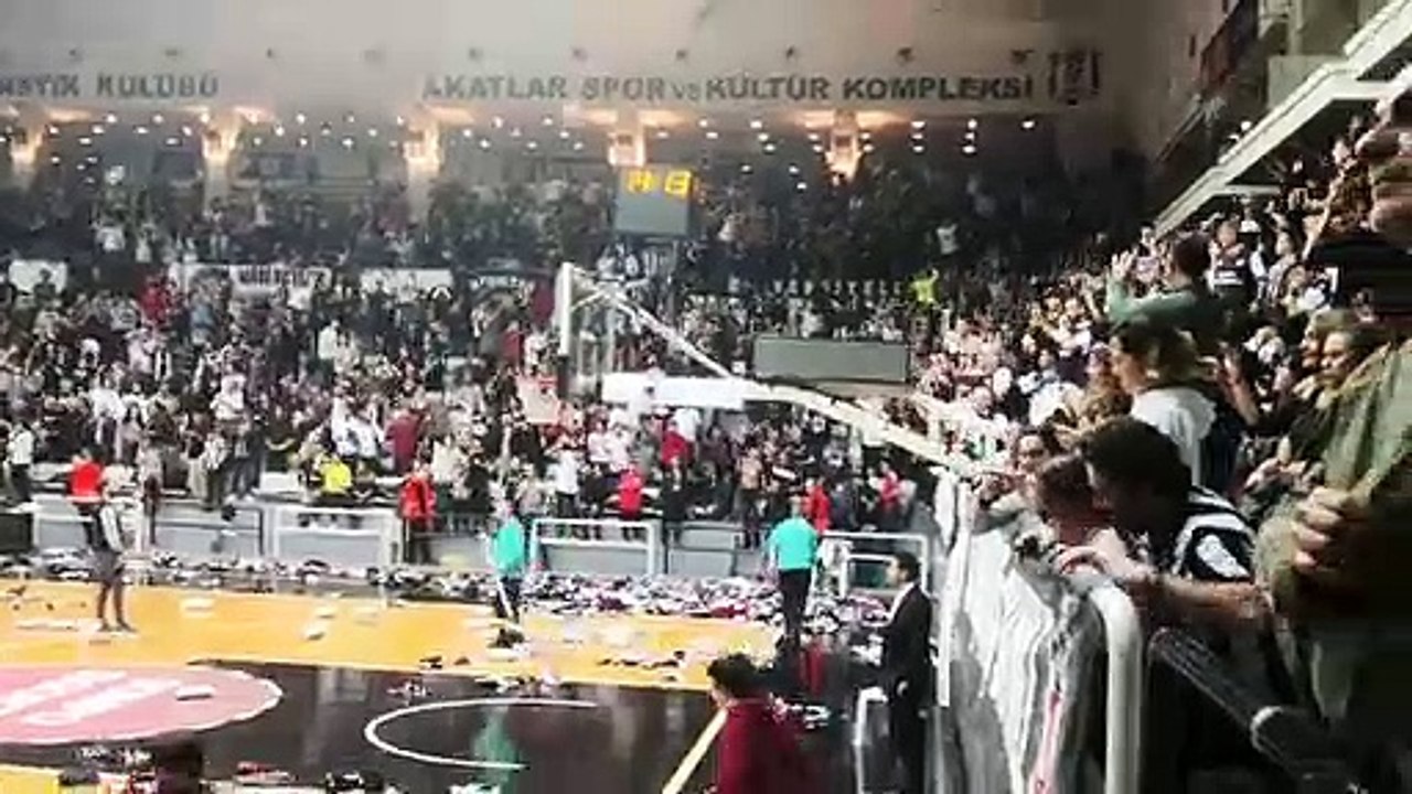 Beşiktaş tribünlerinden ilk Sergen Yalçın tezahüratı...