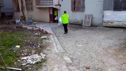 Polisler Suriyeli aileye yardım eli uzattı