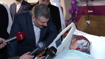 Bakan Koca, hastanede tedavi gören Azize Çelik'i ziyaret etti
