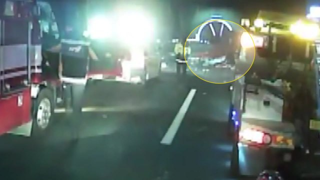 경부고속도로에서 유리 실은 화물차 전도 / YTN