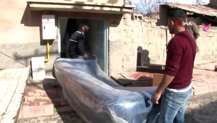 75 Yaşındaki Mehmet Dede, Evini Depremzede Aileye Ücretsiz Verdi