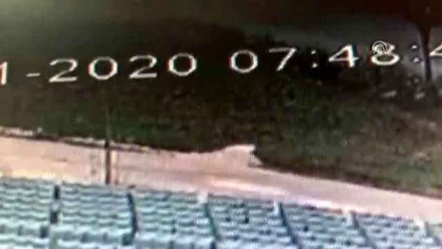 Kontrolden çıkan otomobilin devrilme anı güvenlik kamerasında