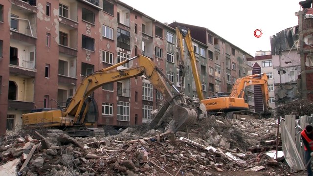 İstanbul’daki depremde hasar gören binaların yıkımına başlandı