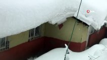 Bitlis'te Yoğun Kar Yağışı Sonrası Tek Katlı Evler Kara Gömüldü