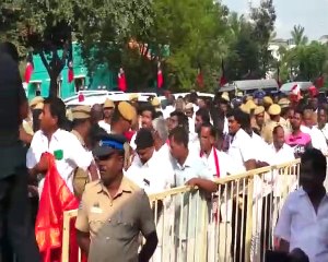"ஐயா.. உதவி செய்யுங்க.." முதல்வர் காலில் குழந்தையுடன் விழுந்து கதறியழுத பெண்.. காட்பாடியில் பரபரப்பு - வீடியோ