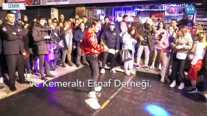 İzmir'in Tarihi Kemeraltı Çarşısı'nda Gençlik Partisi