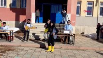 Kahramanmaraş öğrenciler, barış manço'yu doğum gününde şarkılarıyla andı