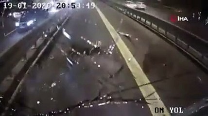 Metrobüsle motosikletin çarpıştığı anlar kamerada...