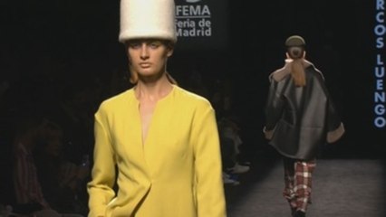 Fuerza cromática, volumen y siluetas marcadas en la colección de Marcos Luengo