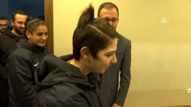 Bakan Kasapoğlu, Türkiye Salon Atletizm Şampiyonası'nı izledi