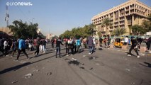شاهد: تجدد أعمال العنف ضد المحتجين في العراق والسلطات تحظر بث قناة محلية