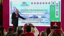 AMLO insiste en rifa de avión presidencial de México y presenta boleto