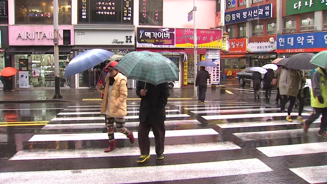 [날씨] 구름 많고 포근...영동·남부 비, 강원 산간 눈 / YTN