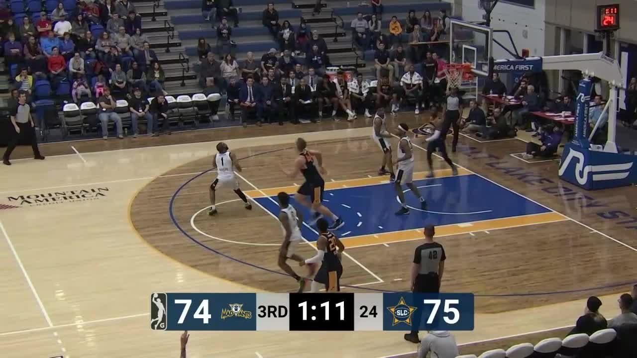 Miye Oni with the big dunk