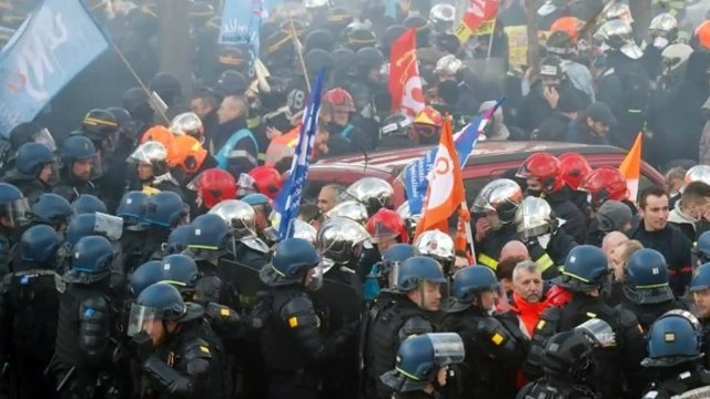Paris Police vs firefighters 2020 // Paris French police clash with striking firefighters