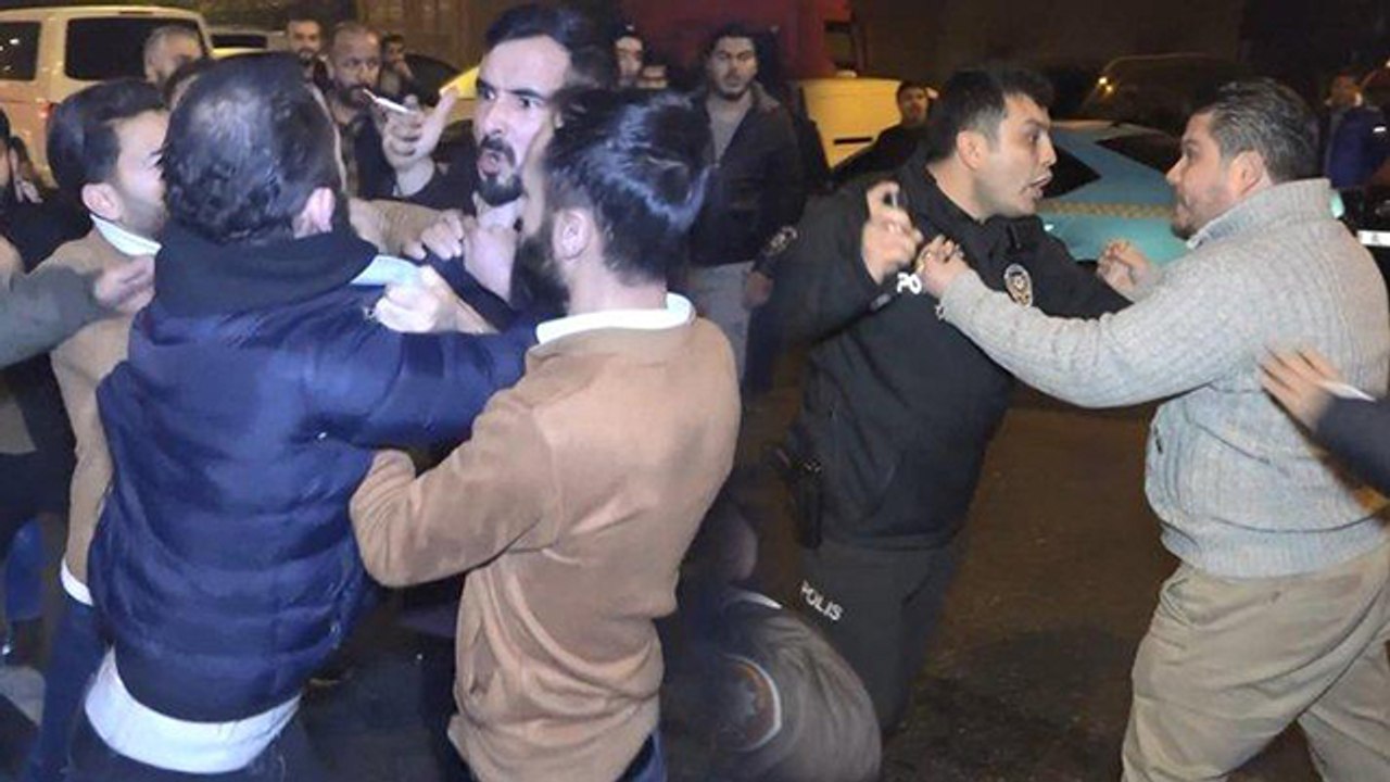 Taksicilerle turizm şoförleri birbirine girdi, ortalık savaş alanına döndü
