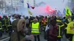 Plas dhuna në Francë/ Policia përleshet me zjarrfikësit