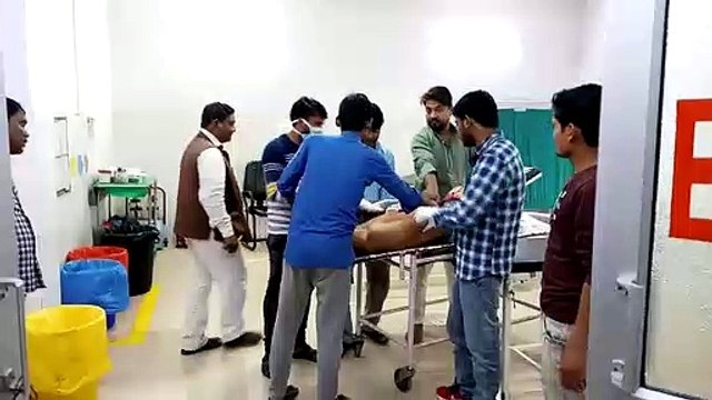 इटावा में आवारा पशु से टकराया बाइक सवार, गंभीर रूप से हुआ घायल