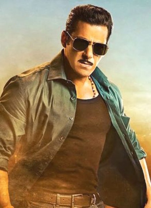 Salman Khan loses cool and snatches Fan's Phone at Goa Airport | Salman khan | Goa | Selfie