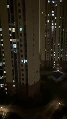 في ووهان: الصينيون يحاربون فيروس كورونا بالغناء