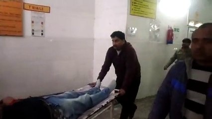 Video herunterladen: इटावा में दबंगों ने बाइक सवार को मारी गोली, युवक की हालत गंभीर