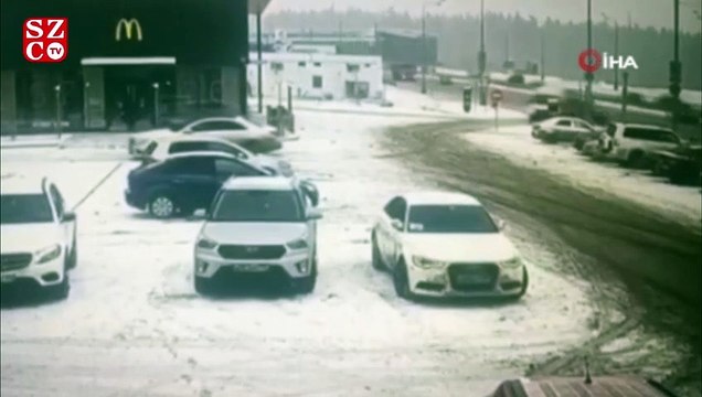 Rusya’da minibüs park halindeki 4 araca çarptı