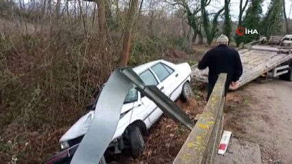 Kaygan yolda kontrolden çıkan araç dere yatağına uçtu
