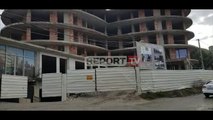 Report TV - Durrës, pamje nga pallati në ndërtim, roja bie nga kati i dytë prej frikës së tërmetit