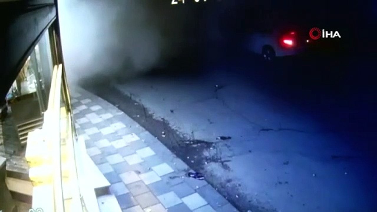 Elazığ'da 11 kişiye mezar olan binanın yıkılma anı saniye saniye kamerada