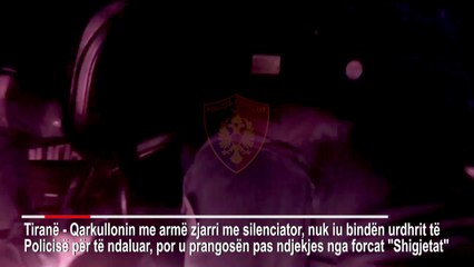 Ora News - Nuk i ndalojnë policisë dhe xhirojnë gomat, shoferi hedh nga dritarja pistoletën